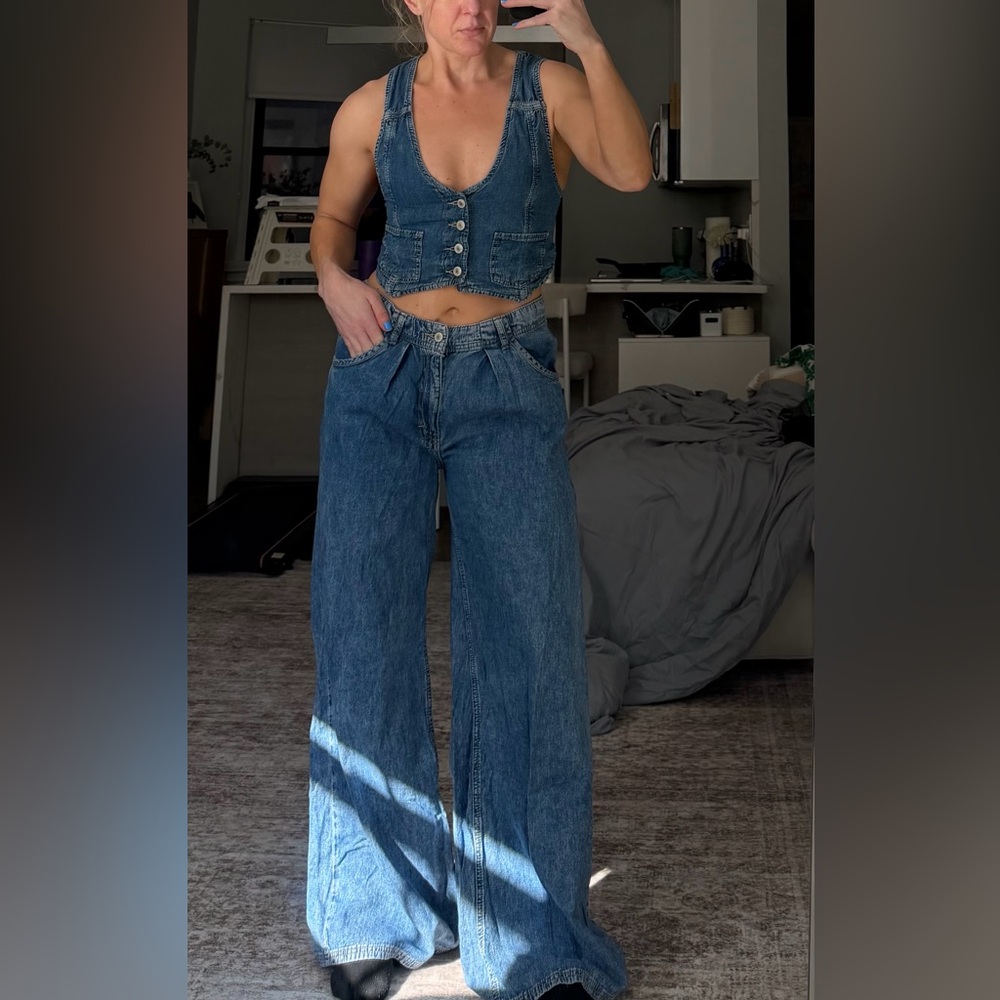 Free People Denim Vest. Size small. Perfect condition.
